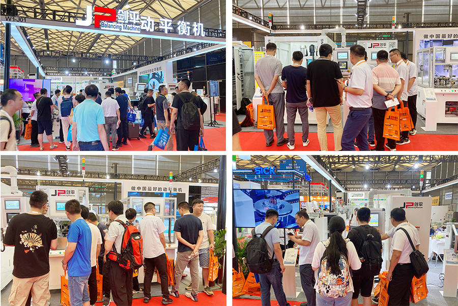 人們紛紛聚集在展位前，了解劍平動平衡機(jī)